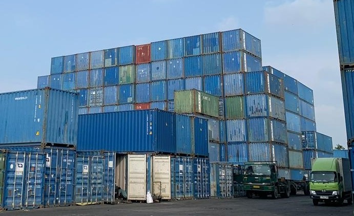 Lingkungan operasional logistik dan penataan kontainer